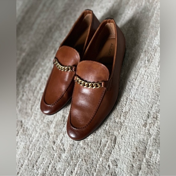 Aldo Sleek Tan color Loafers with chain detail Sz 10 - Picture 3 of 9